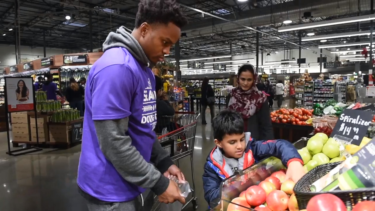 Local families in need ‘shop like Kings’ at Raley’s event with basketball stars