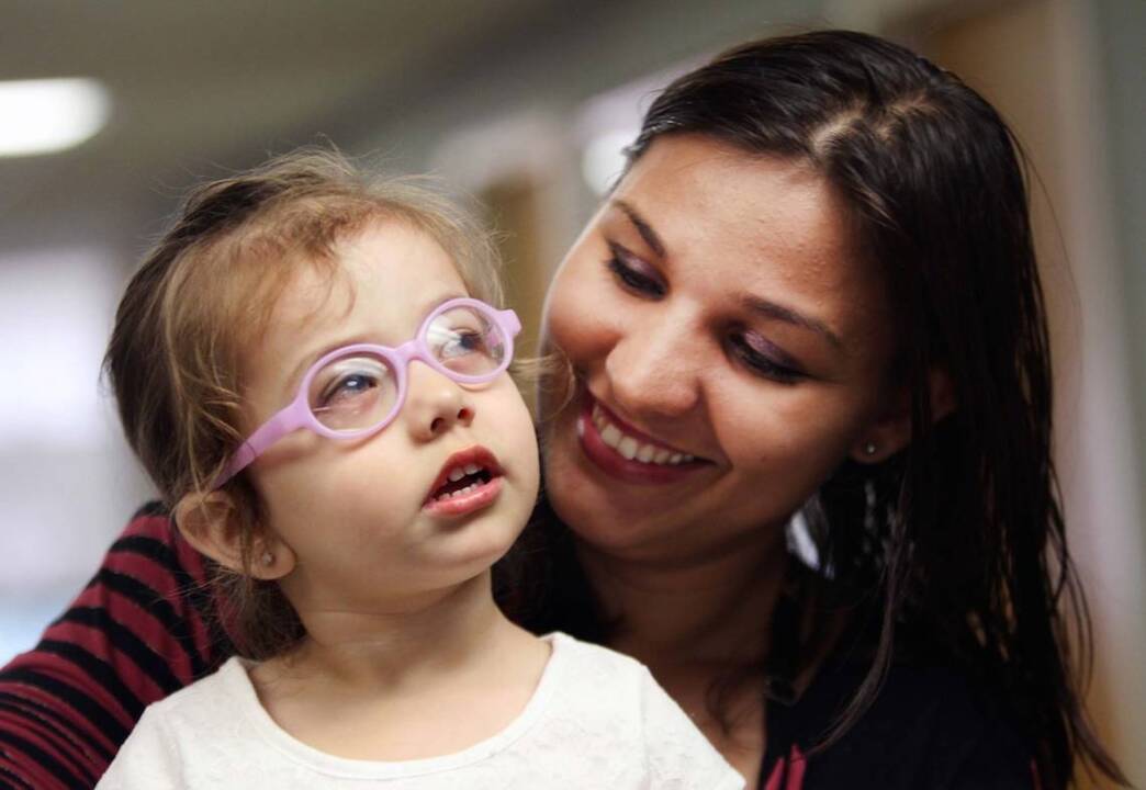 Two-year-old girl from Brazil sees her mother for the first time thanks to surgery