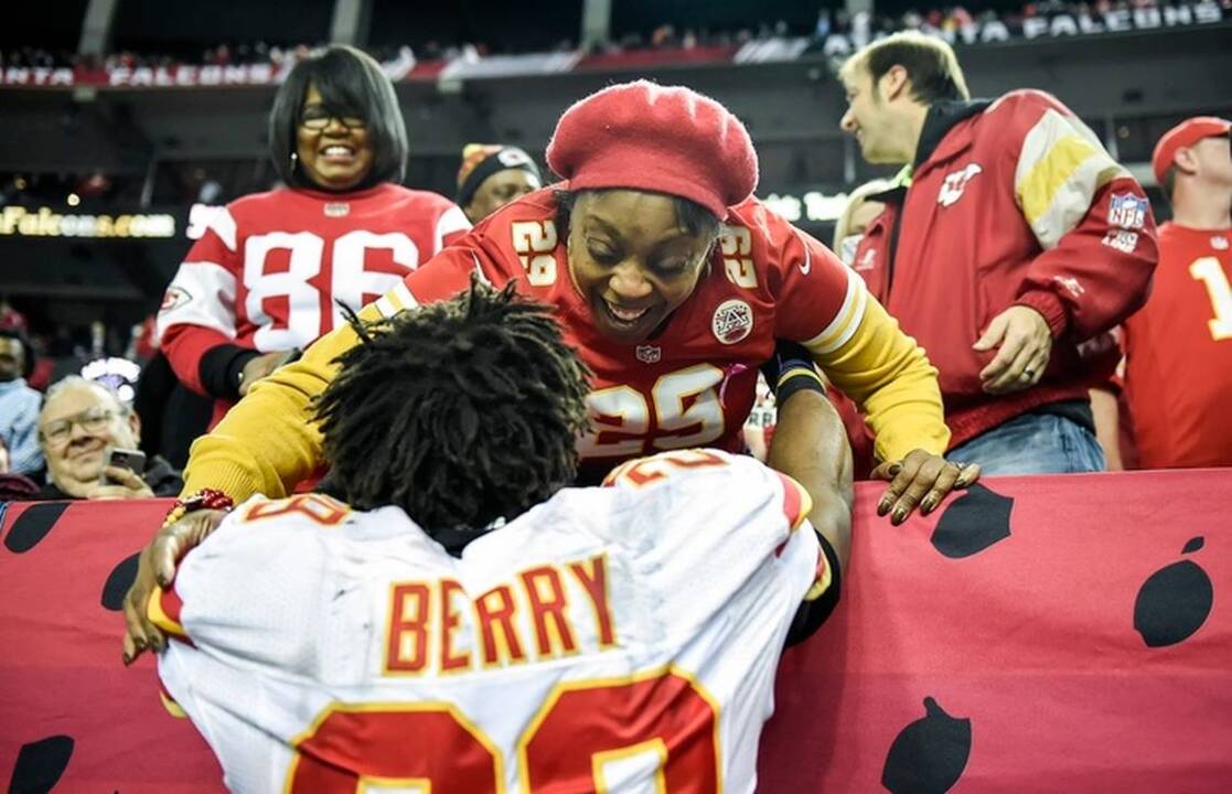 Chiefs safety told his mom he'd 'be back' after giving her touchdown ball. He was right
