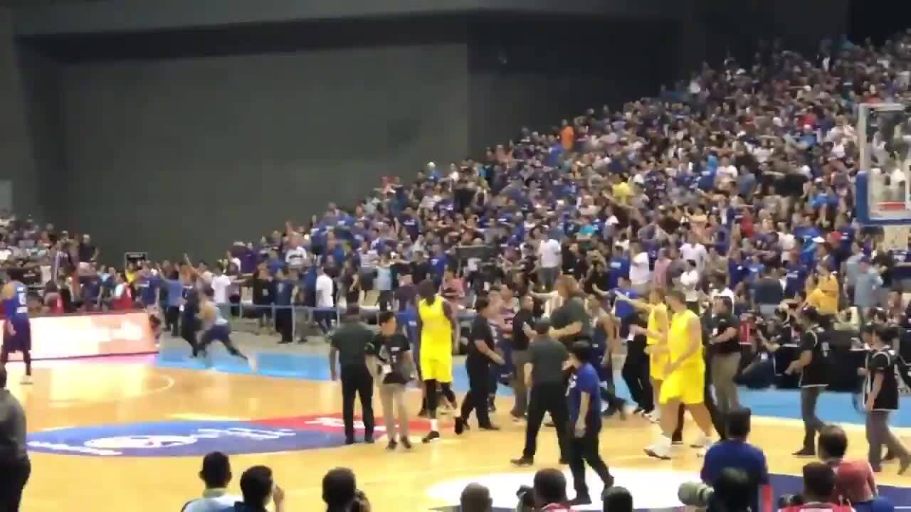 Massive brawl breaks out between Australia, Philippines basketball teams in FIBA match