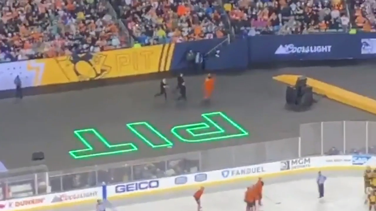 Philadelphia Flyers mascot ‘Streaks’ through stadium pursued by security