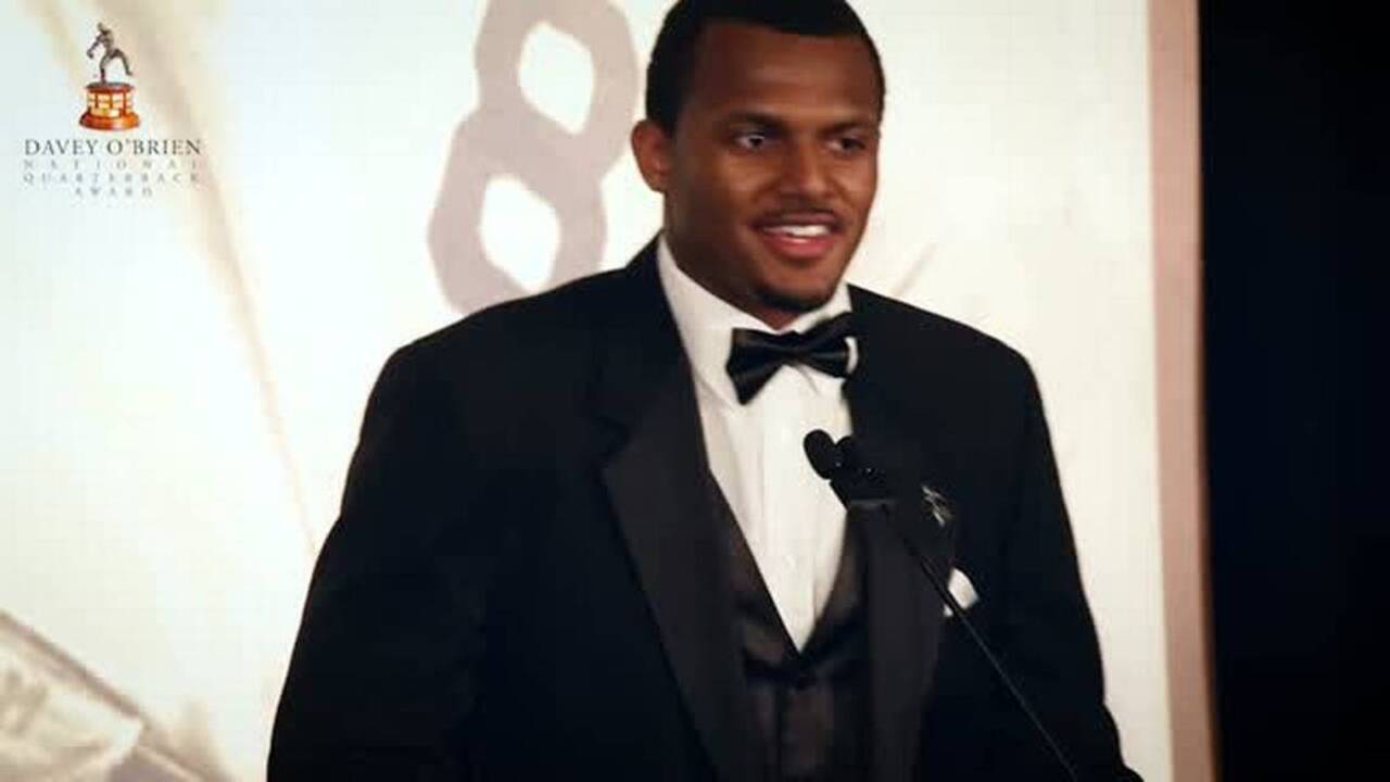 Deshaun Watson accepts the Davey O'Brien Award for nation's best QB