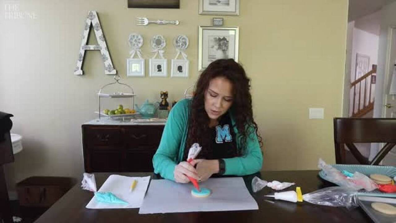 Arty McGoo demonstrates how to decorate a Valentine’s Day cookie