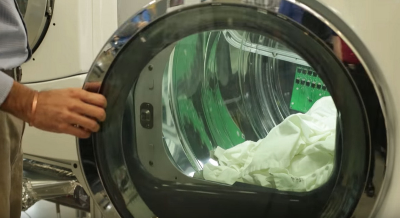 Shaking laundry instead of heating, drying your clothes in half the time