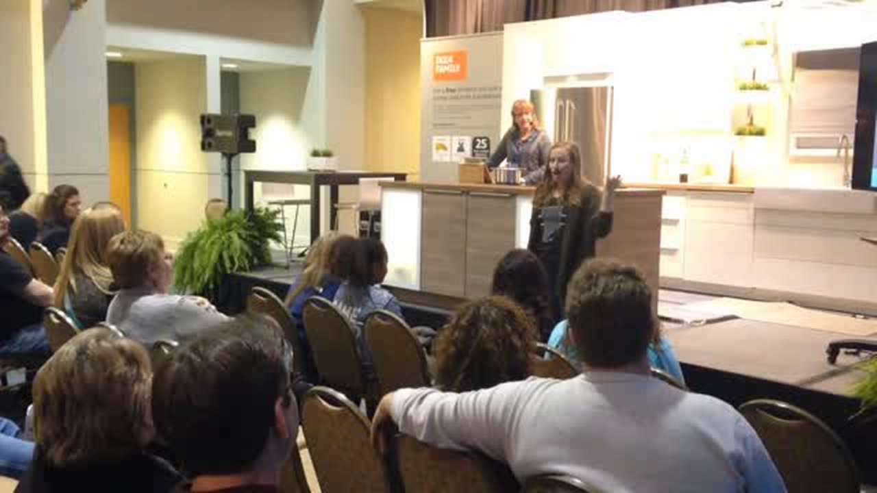 ‘Two Chicks and a Hammer’ stars meet fans at at Johnson County Home and Garden Show