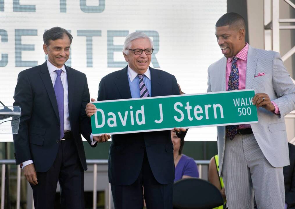 Mayor Kevin Johnson, dignitaries cheer as Kings’ owner cuts ribbon on new Golden 1 Center