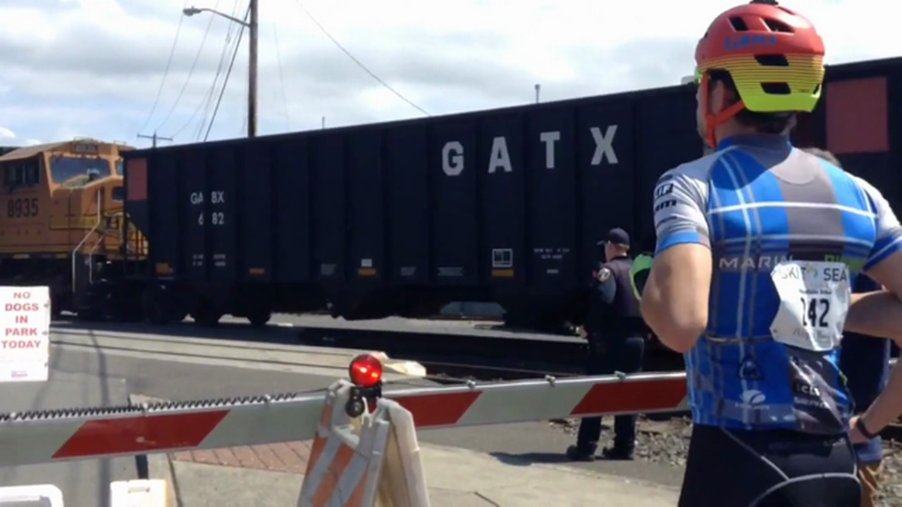 Video: Freight train blocks Ski to Sea racer