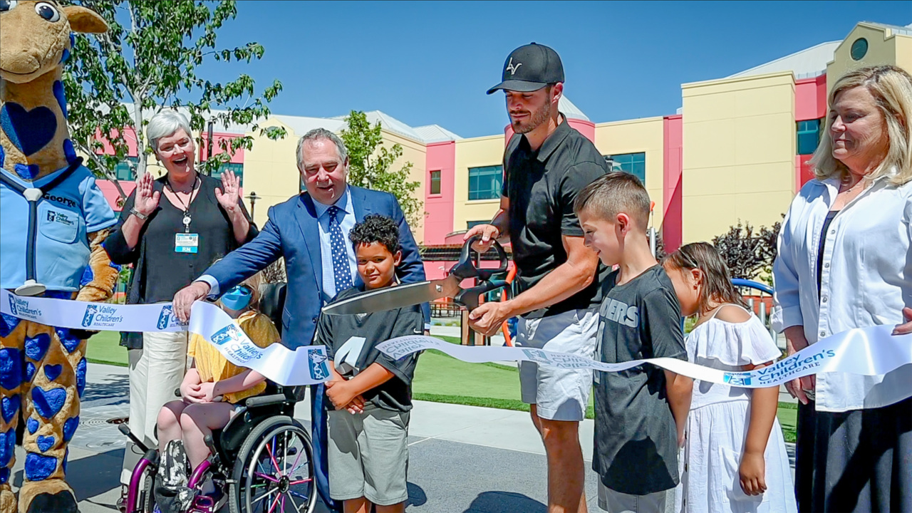 Raiders’ Derek Carr returns to Valley Children’s Hospital. ‘I’ll do whatever I can to help’
