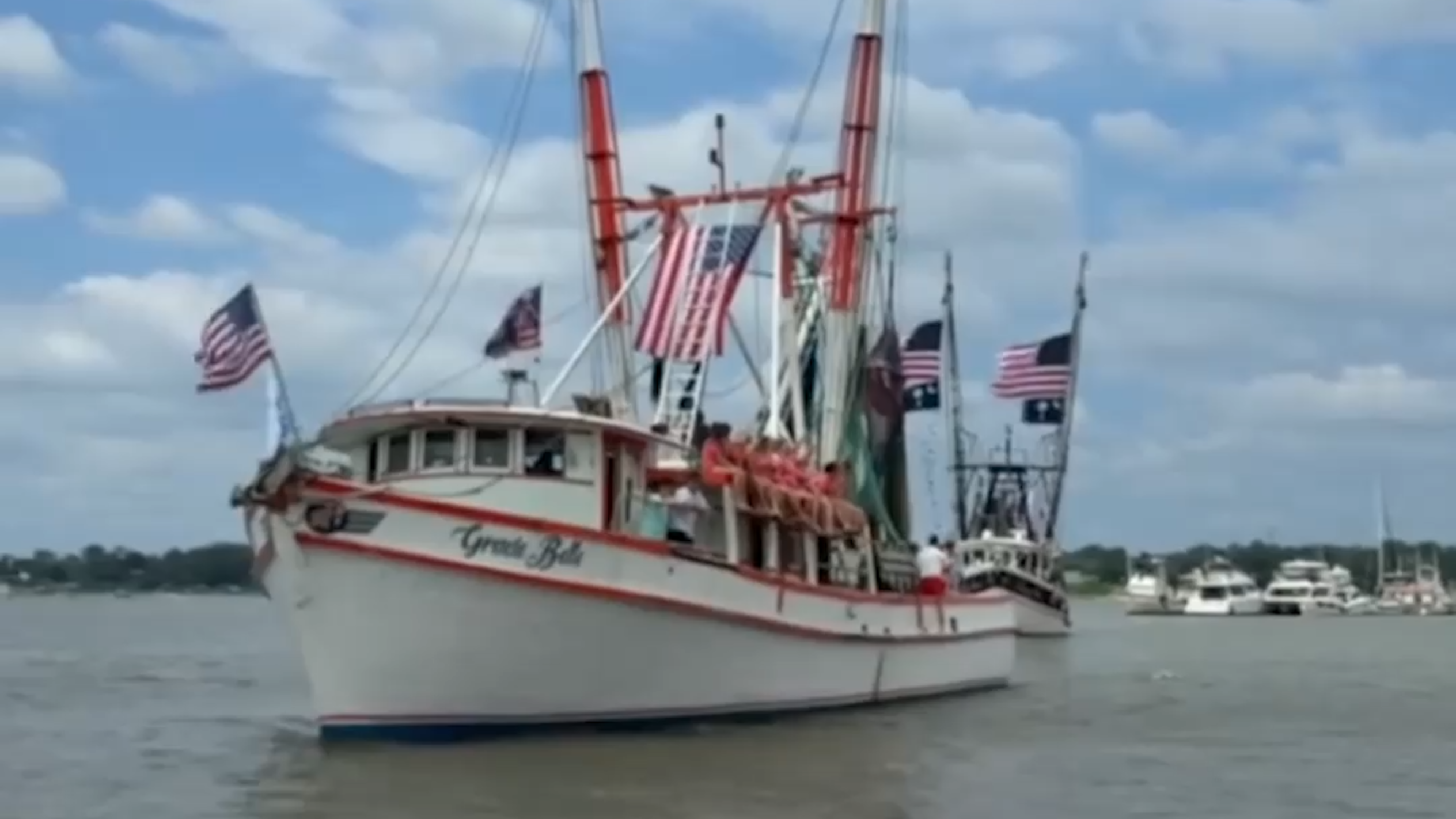 Watch as 2026 Beaufort Water Festival Commodore swims to shore from a shrimp boat