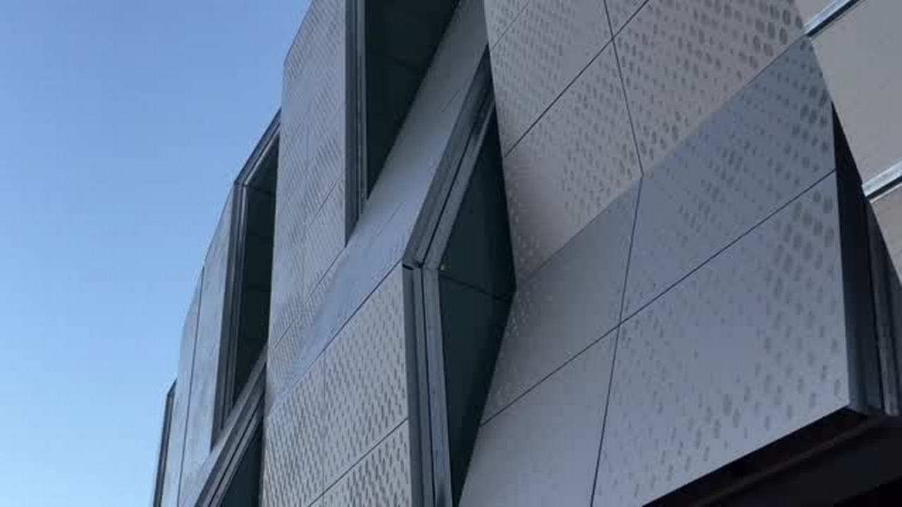 What's that on the Sacramento arena facade?