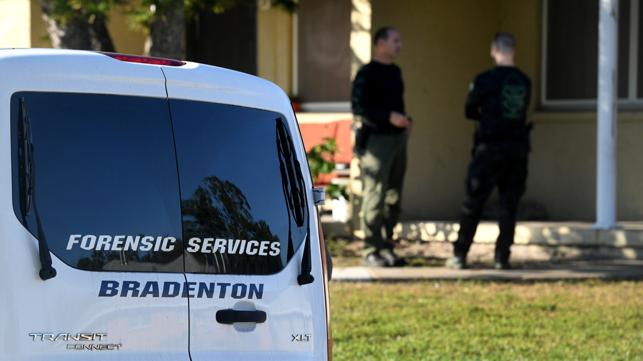 Man arrested after barricading himself in Bradenton home with kids inside, police say