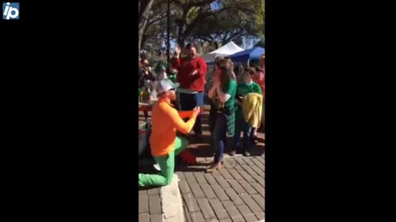 Packet reporter gets surprise proposal while covering parade