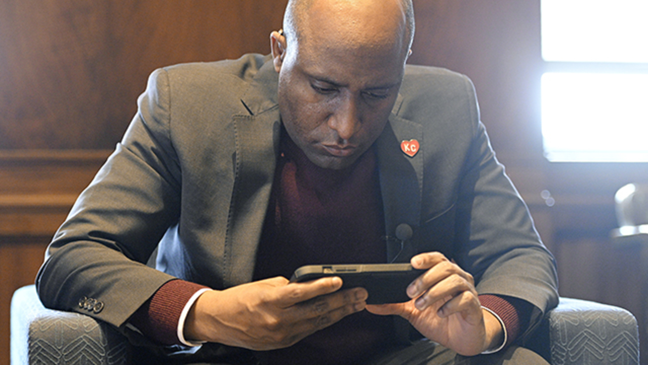 Mayor Lucas watches and reacts to KCPD traffic stop of Black detective