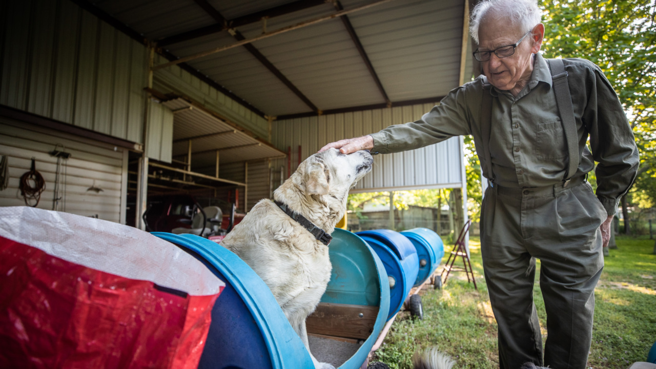 ‘We couldn’t be more proud of Dad.’ Designer of Fort Worth dog train dies at 91.