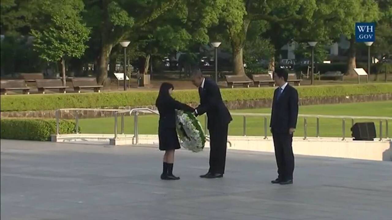 Obama lays a wreath at Hiroshima Peace Memorial Park