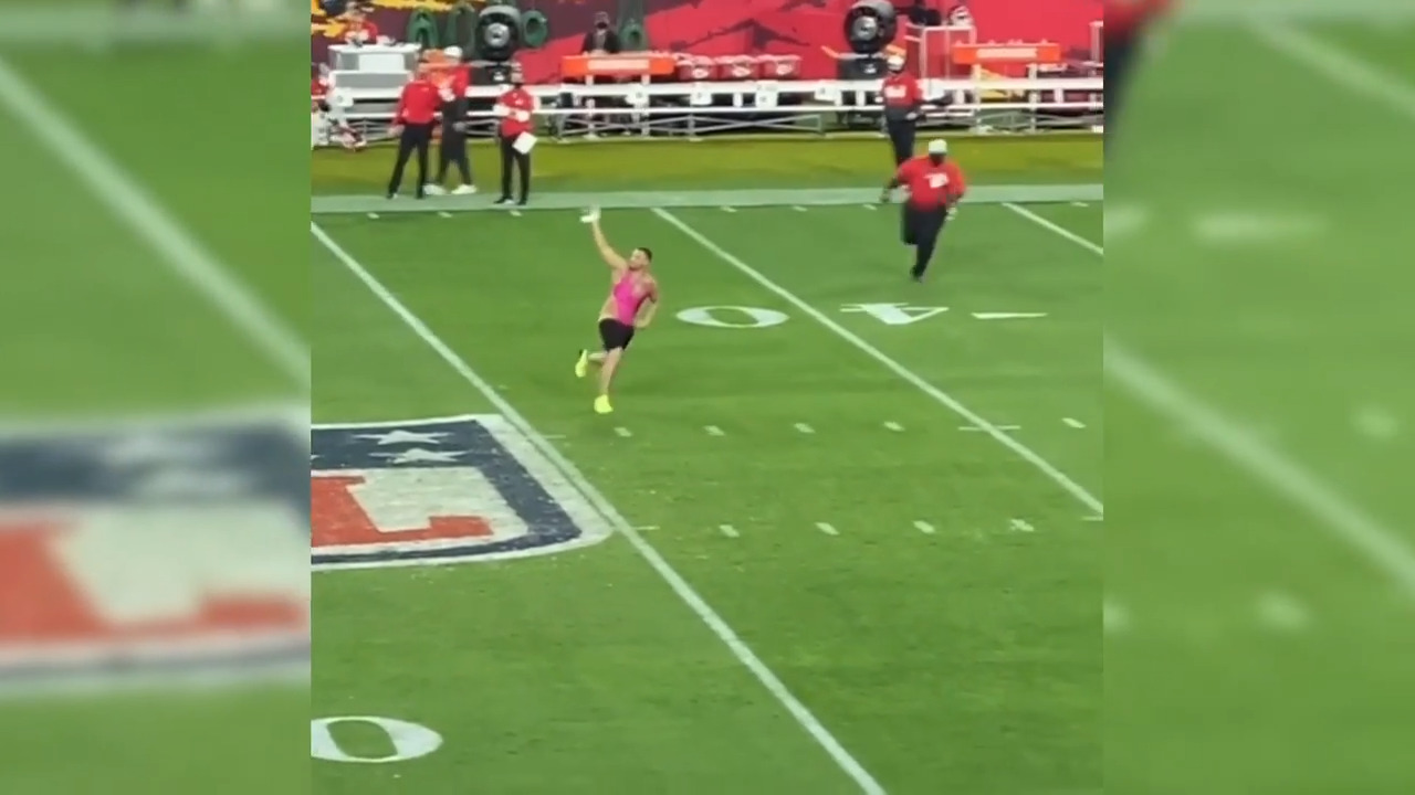 Streaker dodges security while interrupting Super Bowl LV