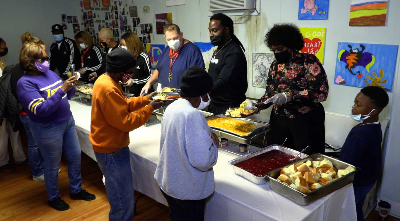 Columbus homeless served early Thanksgiving meal at SafeHouse thanks to football star
