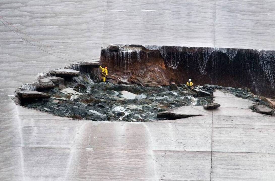 Oroville Dam spillway: ‘It’s not supposed to do that’