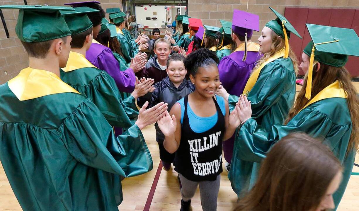 Grads cheer on Richland elementary school students