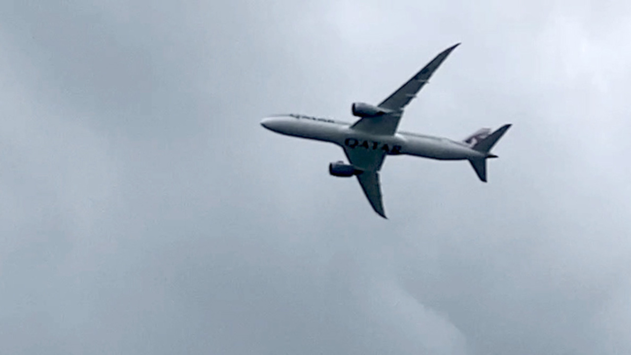 Cellphone video of Boeing’s Dreamliner flight over Harbour Town