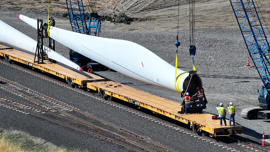 Giant wind turbine blades unloaded in Pasco