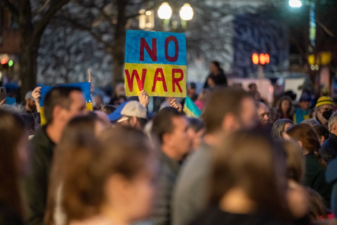 ‘We stand together:’ Hundreds support Ukraine at downtown Lexington vigil
