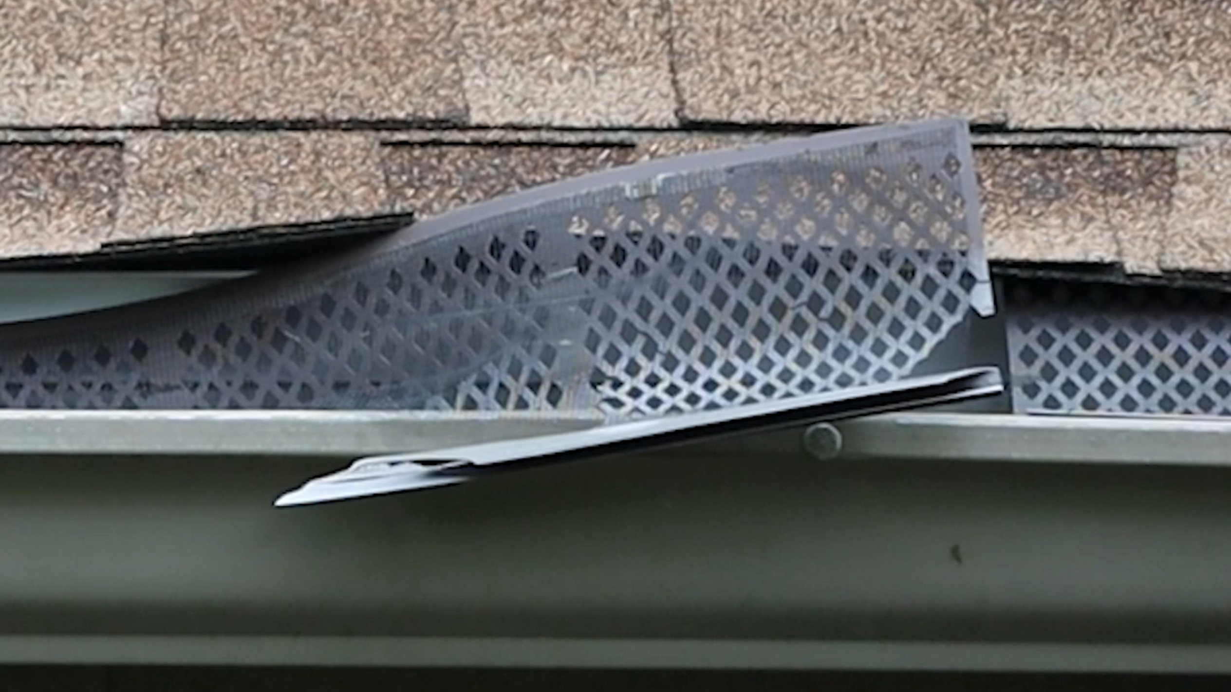 Lexington roofing company leaves thousands in damages to homeowner’s roof