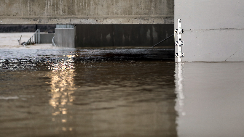Yakima River rising fast at Tri-Cities. Flooding has begun in low-lying areas