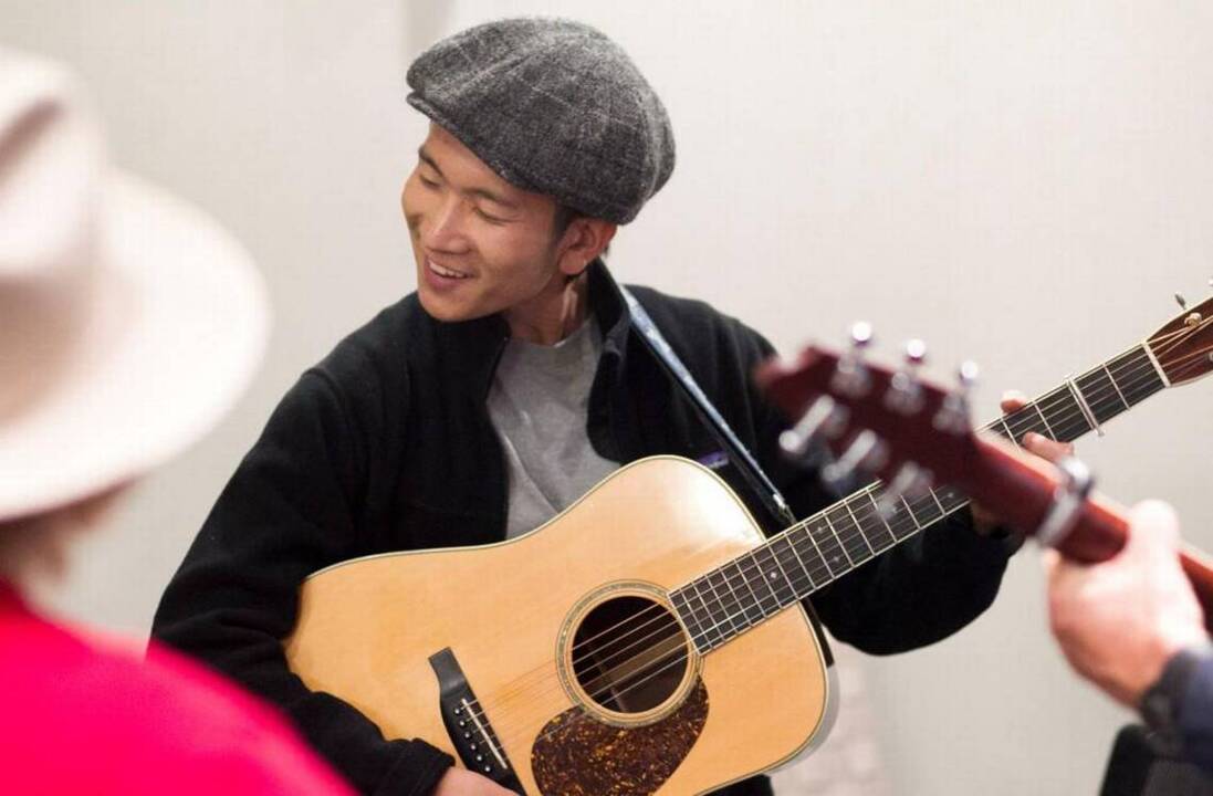 Hiroshi Arakawa plays 'Whiskey for Breakfast'       