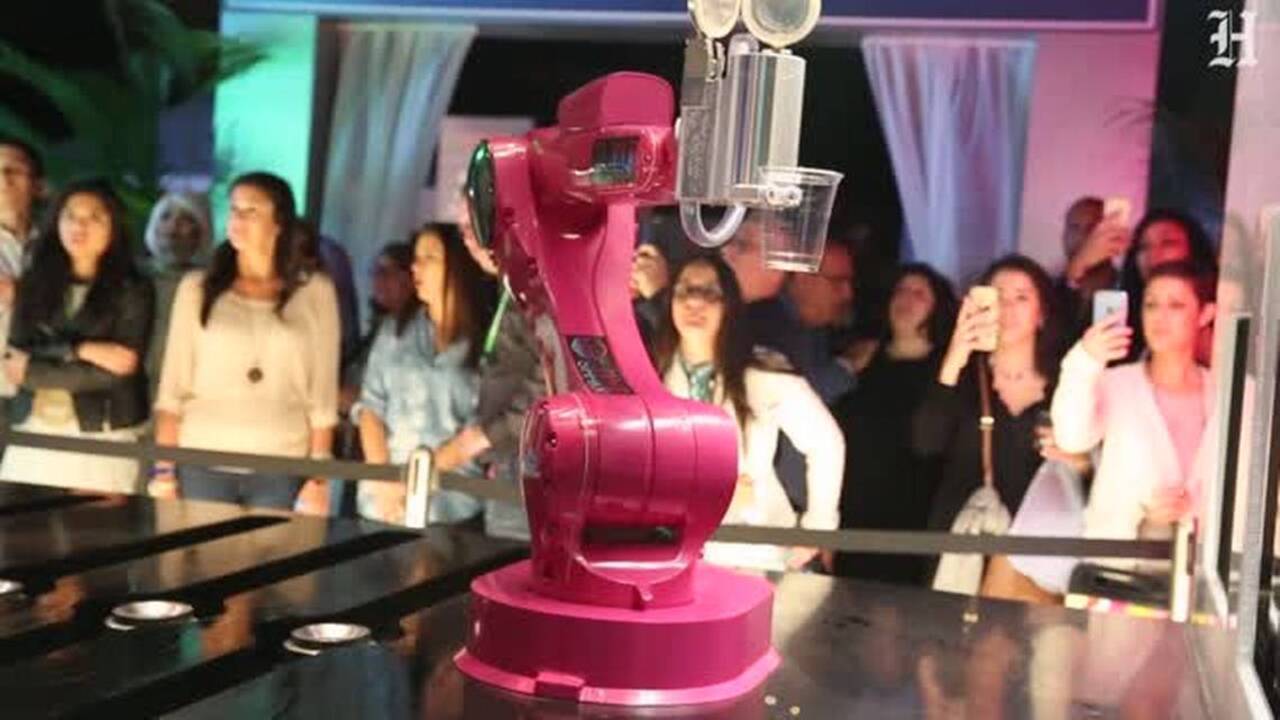 Video: Robot bartenders pour drinks for patrons at South Beach festival