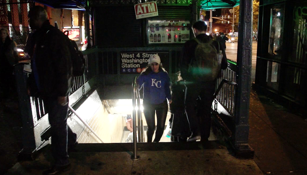Video: Royals fan stands her ground in Mets territory