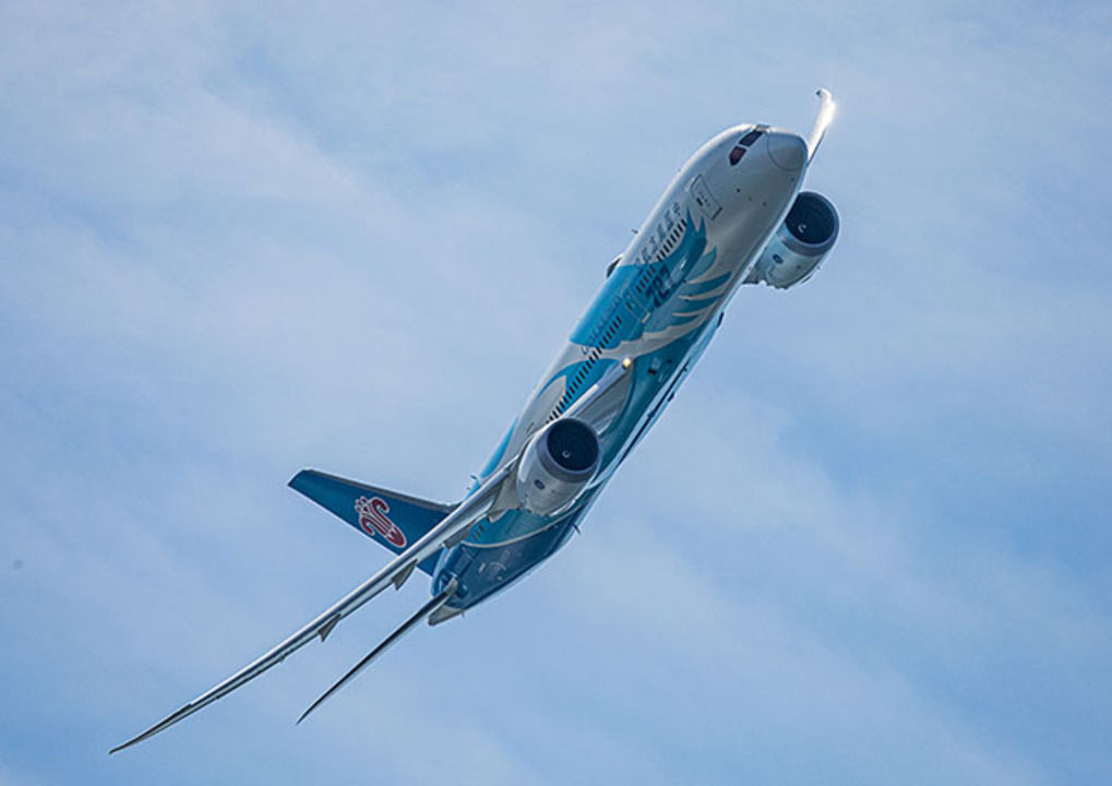 Flyover of behemoth Boeing 787-9 at the PGA Tour RBC Heritage