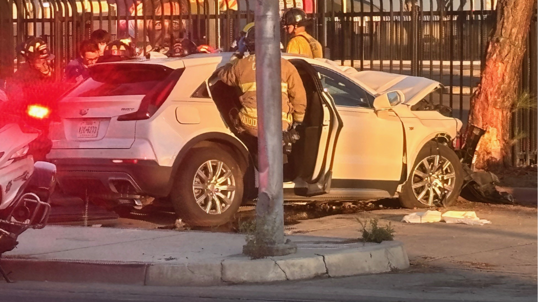 Driver crashes into tree near downtown Fresno
