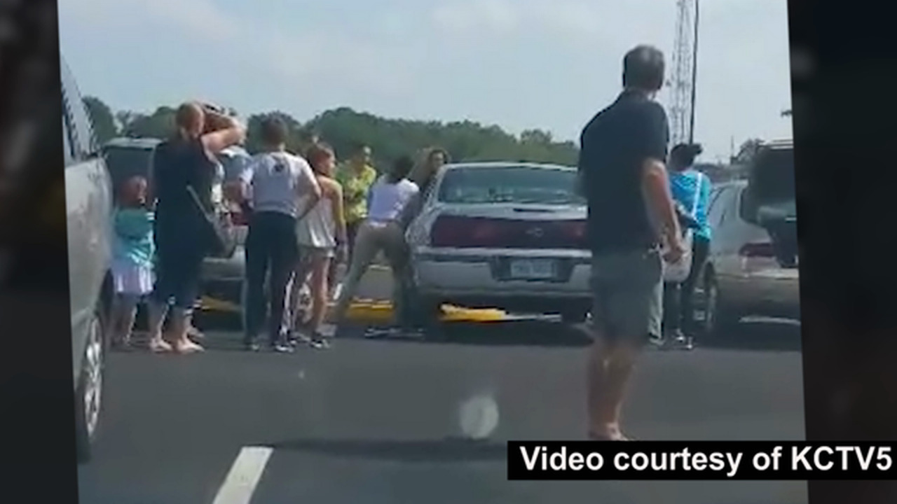 Woman smashes car window to rescue toddler in hot car in Merriam strip ...
