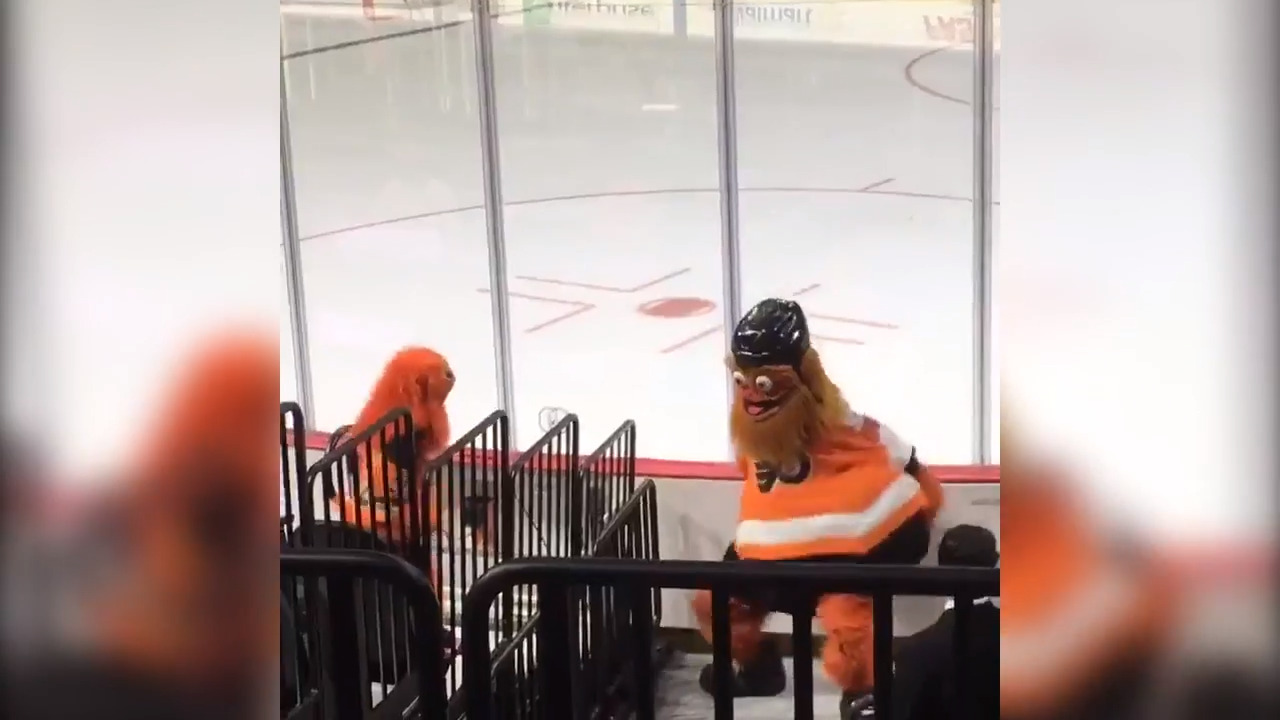 Flyers mascot Gritty has dance off with a mini-me