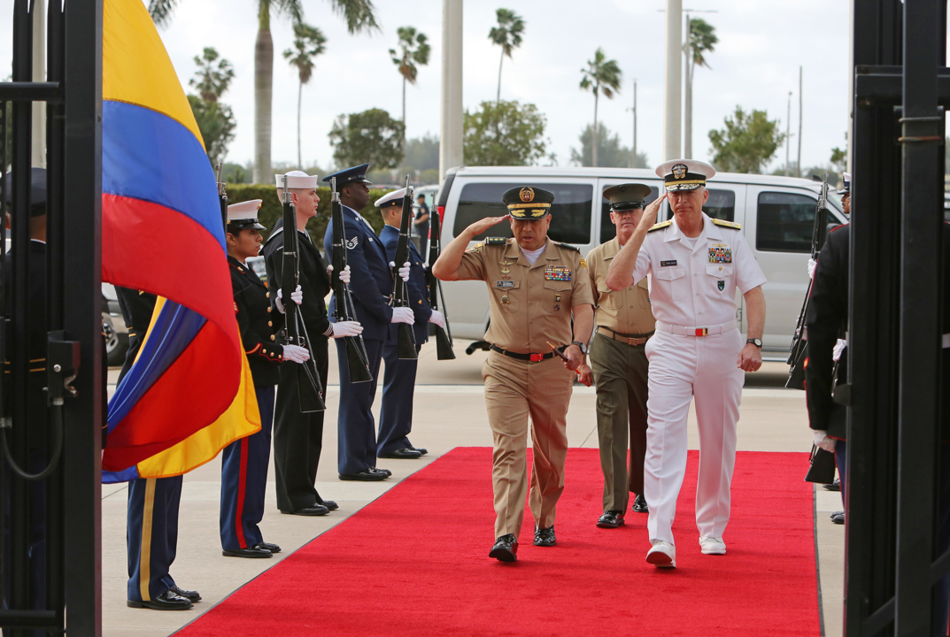 Líderes militares se reúnen para discutir la cooperación de defensa entre los Estados Unidos y Colombia