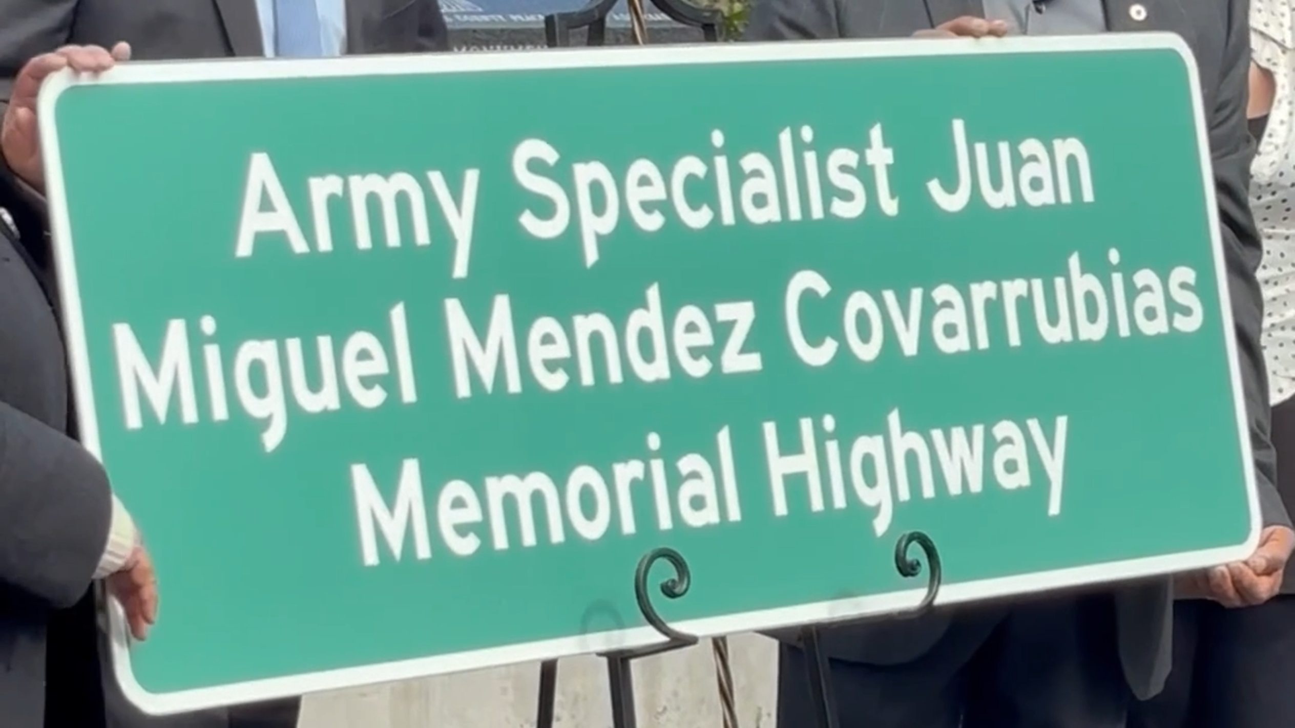 El condado de Kings inauguró un letrero conmemorativo en la autopista 198 para el soldado caído en Irak.