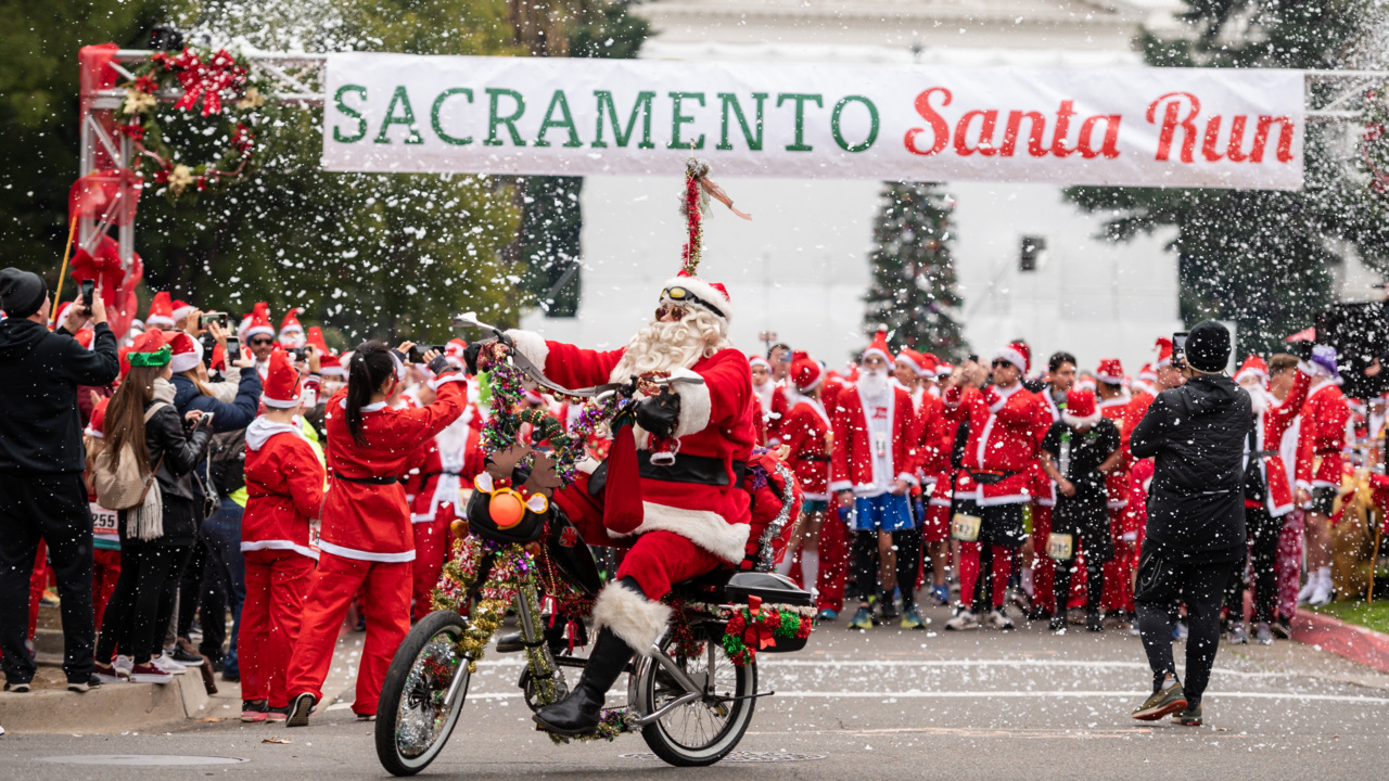 Sacramento Santa Run ends with Grinch ‘stealing’ title back