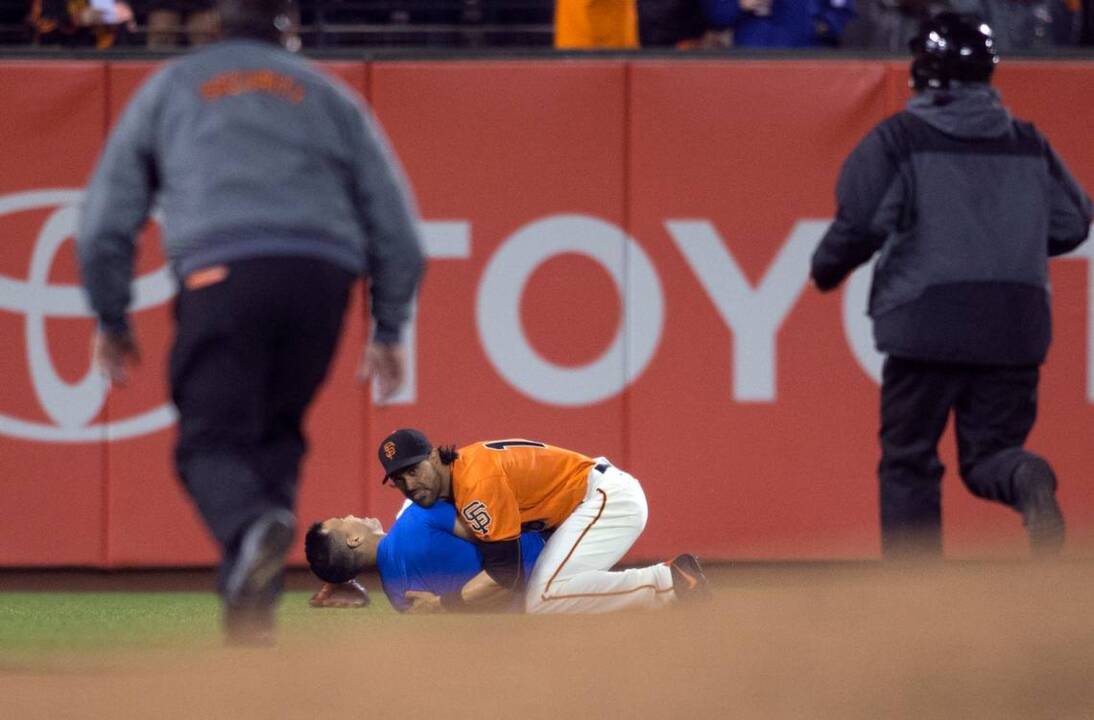 Watch Posey push on-field fan before Pagan's body slam