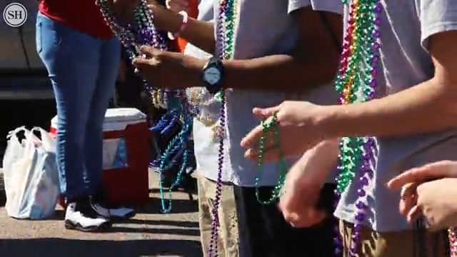 Mardi Gras 101: How to throw beads at parades