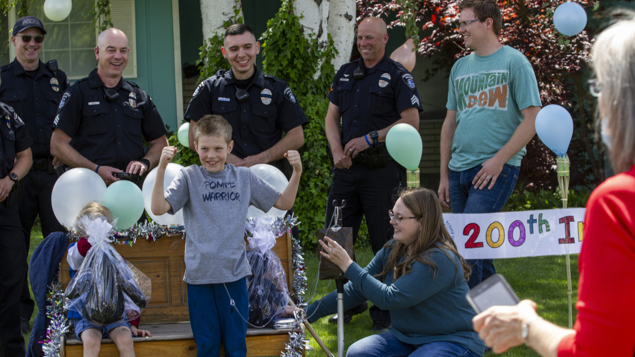 Kennewick police help 8-year-old celebrate treatment milestone