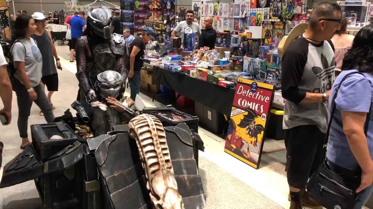 ‘Alien vs. Predator’ vs. Graffiti-Con. Kid’s costume is an out-of-this-world hit.