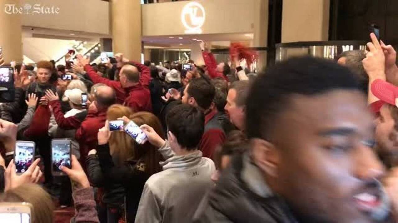 Fans cheer for Gamecocks as they leave NYC hotel for Sweet 16