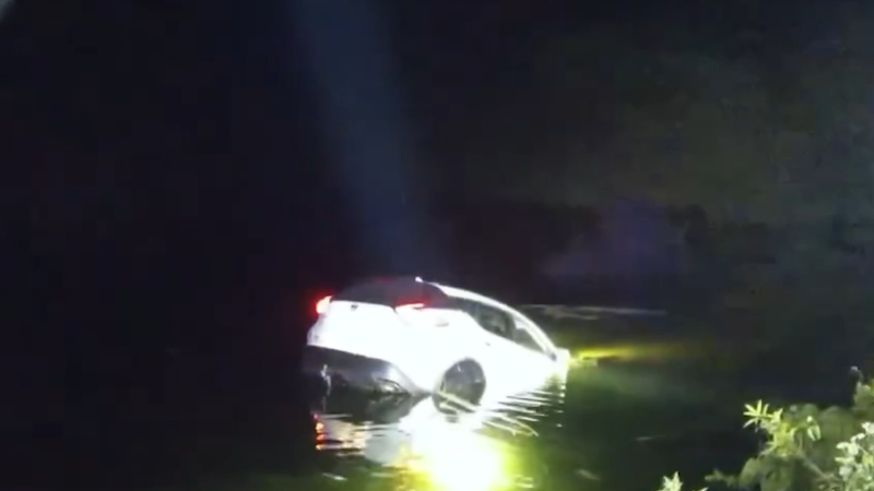 Deputies help 18-year-olds in sinking car