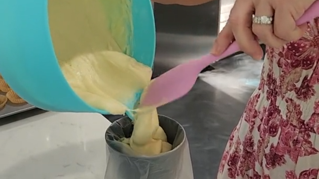 Baking hack: Cupcake maker uses this decorator tool to fill baking cups