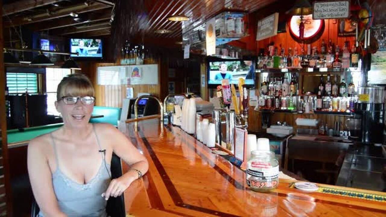 Have a Blue Parrot with Angela Watson of the Parrot Bar in Myrtle Beach | Hot Pour