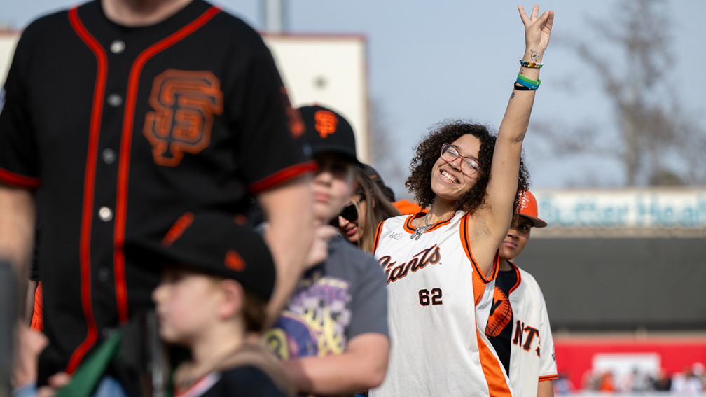 See thousands of San Francisco Giants fan gather at Sutter Health Park