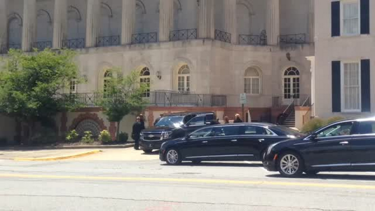 Cher arrives at Gregg Allman funeral | Fresno Bee