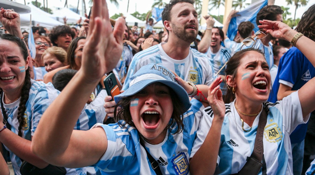 Fanáticos argentinos en Miami Beach celebran victoria en la Copa Mundial
