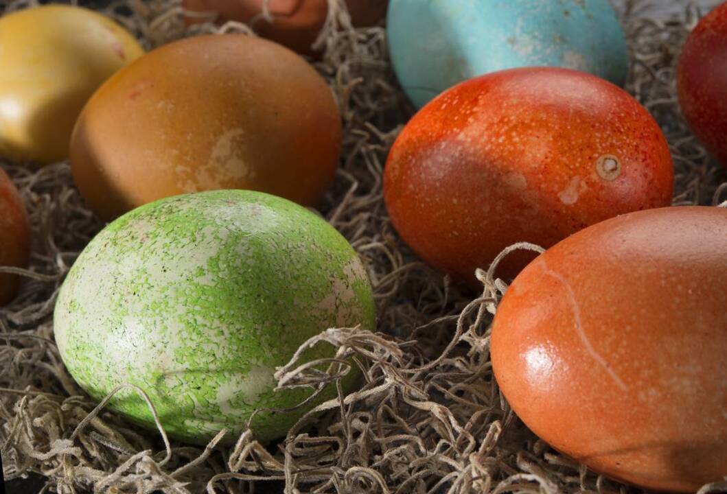 Dyeing Easter eggs with shaving cream vs. Kool-Aid